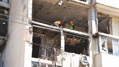 Холодильник над прірвою й уламки меблів. Внаслідок ракетного удару в одеський ЖК було пошкоджено вісім квартир Холодильник над прірвою й уламки меблів. Внаслідок ракетного удару в одеський ЖК було пошкоджено вісім квартир