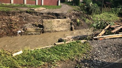 На Закарпатті третій день шукають чоловіка, який зник під час паводку. До пошуків залучили водолазів
