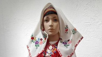 Американець подарував музею на Тернопільщині свою колекцію лемківських строїв