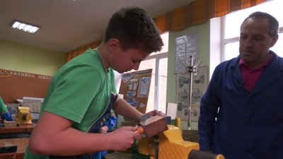 На Черкащині учні на уроках праці виготовляють інструменти для школи На Черкащині учні на уроках праці виготовляють інструменти для школи