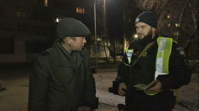 У Луцьку поліцейські штрафують пішоходів без світловідбивачів