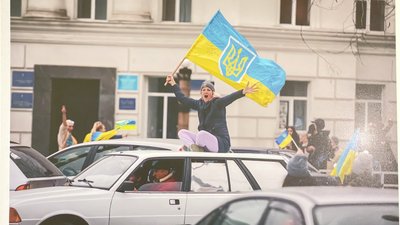 "Разом — незламні": у Херсоні на залізничному вокзалі відкрилася виставка "Разом — незламні": у Херсоні на залізничному вокзалі відкрилася виставка
