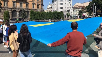 На повітряних кульках до Криму: львів'яни створили послання до кримських татар На повітряних кульках до Криму: львів'яни створили послання до кримських татар