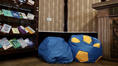 "Для роботи та відпочинку". У бібліотеці імені Івасюка в Чернівцях відкрили коворкінг "Для роботи та відпочинку". У бібліотеці імені Івасюка в Чернівцях відкрили коворкінг