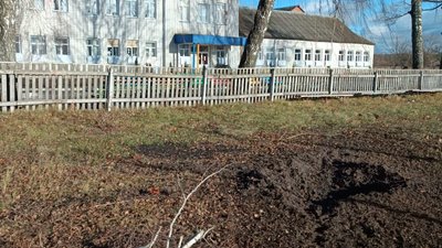 На Сумщині пошкоджені будинок, сільрада, амбулаторія, авто: наслідки артобстрілу РФ