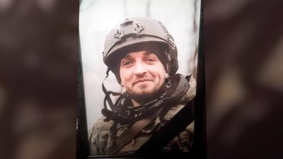 На Чернігівщині попрощалися з двома військовими ЗСУ — Артемом Маслаком та Сергієм Нелюбином. На Чернігівщині попрощалися з двома військовими ЗСУ — Артемом Маслаком та Сергієм Нелюбином.