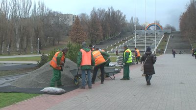 Посадовці міськради розповіли у скільки обійшлася головна ялинка Запоріжжю Посадовці міськради розповіли у скільки обійшлася головна ялинка Запоріжжю