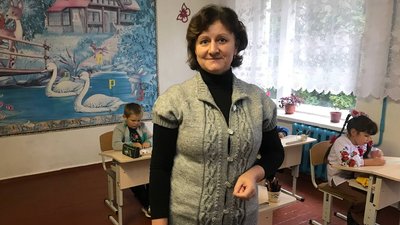 Школярі з Житомирщини разом з "Бовсунівськими бабусями" роблять для воїнів обереги з ниткою воротило