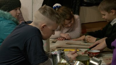 "6-8 годин у гаражі": школярі на Чернігівщині виготовляють сітки та окопні свічки для ЗСУ "6-8 годин у гаражі": школярі на Чернігівщині виготовляють сітки та окопні свічки для ЗСУ