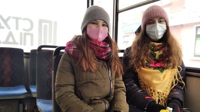 За щедрування у тернопільському тролейбусі пригощали солодощами За щедрування у тернопільському тролейбусі пригощали солодощами