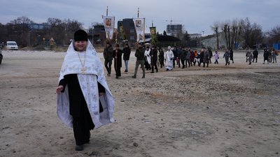 Черкащани йдуть до місця купання у Дніпрі, 6 січня 2024 року