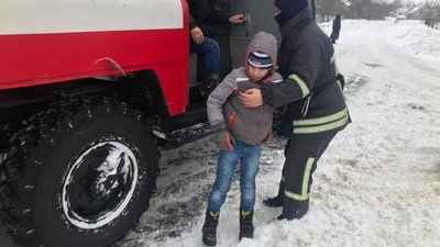 На Львівщині рятувальники відбуксирували 5 машин швидкої допомоги та два автобуси На Львівщині рятувальники відбуксирували 5 машин швидкої допомоги та два автобуси