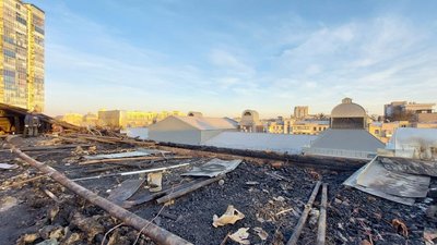 У 6-поверхівці в центрі Харкова після пожежі відновлюють опалення: як виглядає дах У 6-поверхівці в центрі Харкова після пожежі відновлюють опалення: як виглядає дах