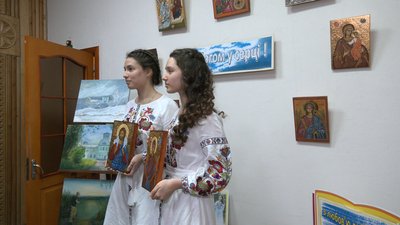 Ікони написали в монастирі: у Черкаській бібліотеці відкрили виставку картин Ікони написали в монастирі: у Черкаській бібліотеці відкрили виставку картин