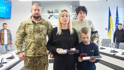 Рідним бійця з Прикарпаття Віктора Чернова передали його посмертну нагороду Рідним бійця з Прикарпаття Віктора Чернова передали його посмертну нагороду