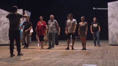 Актори, які вже грали у постановці "Кайдашів" раніше, "подорослішали" і тепер грають Кайдашів-старших. Фото: Суспільне.