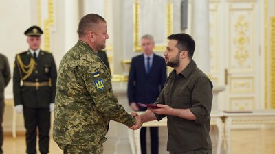 Головнокомандувач ЗСУ став першим кавалером Хреста бойових заслуг — бойової відзнаки незалежної України