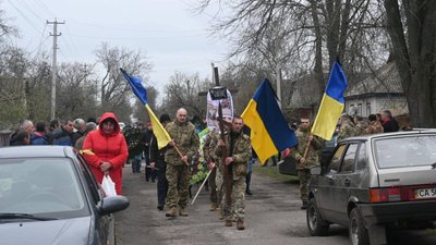 Помер після тяжких поранень під Бахмутом: на Черкащині попрощалися із захисником Помер після тяжких поранень під Бахмутом: на Черкащині попрощалися із захисником