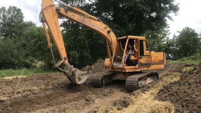Чоловік віддав під дорогу свій город. На Прикарпатті люди самотужки прокладають шлях після негоди Чоловік віддав під дорогу свій город. На Прикарпатті люди самотужки прокладають шлях після негоди