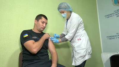 У Черкасах вакцинували рятувальників У Черкасах вакцинували рятувальників