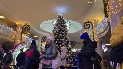 У метро Харкова засвітили новорічну ялинку У метро Харкова засвітили новорічну ялинку