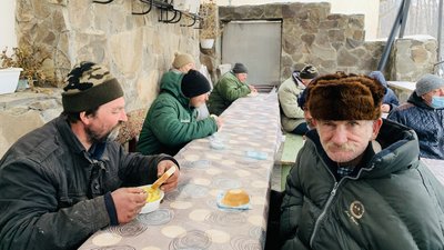 Від 60 до 100 порцій у день: обіди готують благодійники в Ужгороді Від 60 до 100 порцій у день: обіди готують благодійники в Ужгороді