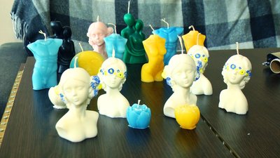 Збирає гроші для ЗСУ: вінничанка виготовляє патріотичні свічки