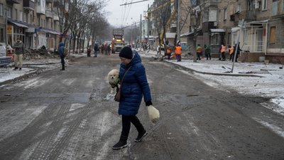 Жінка йде вулицею після удару російської авіабомби по Краматорську