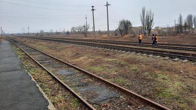 Колії були розбиті снарядами. На Донеччині відновили рух потягів Колії були розбиті снарядами. На Донеччині відновили рух потягів