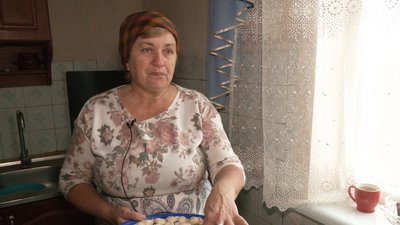 Як волонтери з прикарпатського села Радча готували чергову партію вареників на передову Як волонтери з прикарпатського села Радча готували чергову партію вареників на передову