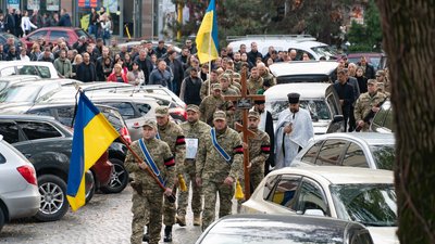 В Ужгороді попрощалися із полеглим воїном Олегом Пишним В Ужгороді попрощалися із полеглим воїном Олегом Пишним