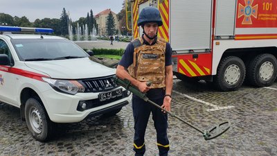 В Ужгороді організували виставку спецтехніки до Дня рятівника В Ужгороді організували виставку спецтехніки до Дня рятівника