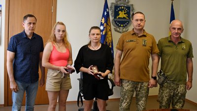 Орден "За мужність" посмертно: дружинам двох загиблих бійців з Дніпропетровщини вручили нагороди