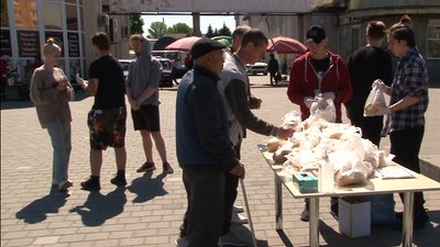 Допомога під час війни: в Черкасах безплатно роздавали хліб містянам Допомога під час війни: в Черкасах безплатно роздавали хліб містянам