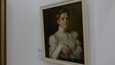Боа, фраки, квіти у волоссі: у чернігівському музеї Галагана показали тенденції моди XVIII-XX ст