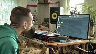 Так Володя пише музику Так Володя пише музику