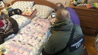 На Рівненщині викрили двох чоловіків, які продавали фальшиві гроші та документи На Рівненщині викрили двох чоловіків, які продавали фальшиві гроші та документи