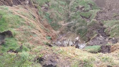 У селі на Львівщині поблизу будинку утворилося провалля У селі на Львівщині поблизу будинку утворилося провалля