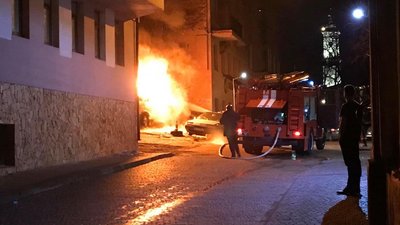 Один автомобіль згорів вщент, а інший – пошкоджений: пожежа у Львові