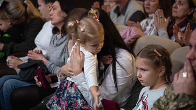 У Черкасах родинам загиблих захисників вручили почесні відзнаки У Черкасах родинам загиблих захисників вручили почесні відзнаки
