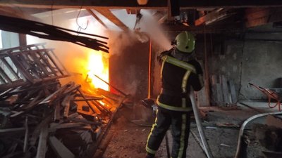 Дві пожежі за дві години погасили пожежники на Закарпатті Дві пожежі за дві години погасили пожежники на Закарпатті