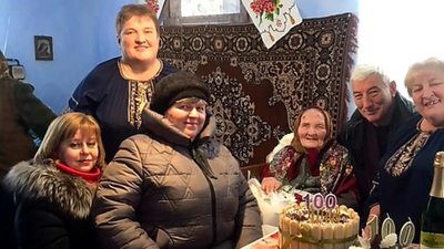 Гості вітають ювілярку Ярославу Фофуліт Гості вітають ювілярку Ярославу Фофуліт