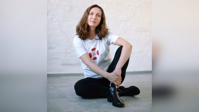 Волонтерка з Луганська обрізала волосся, щоб зібрати гроші на автівку для ЗСУ