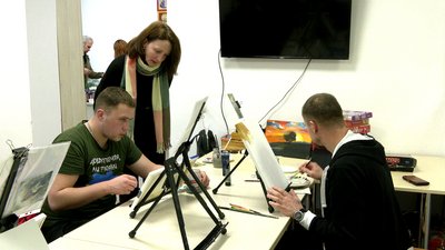 "Мистецтво Нескорених": на Рівненщині готують виставку картин військових, які проходять реабілітацію "Мистецтво Нескорених": на Рівненщині готують виставку картин військових, які проходять реабілітацію