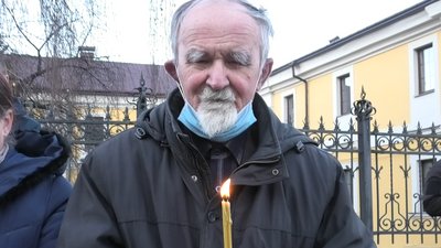 Майже 400 волинян прийшли на вшанування пам'яті жертв голодоморів у Луцьку Майже 400 волинян прийшли на вшанування пам'яті жертв голодоморів у Луцьку