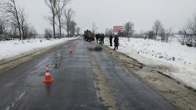 На Рівненщині лісовоз наїхав на велосипедистку. Жінка загинула