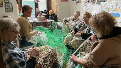 Волонтерки плетуть сітки для ЗСУ.