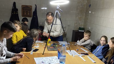 На Тернопільщині діти зробили макет безпілотника "Байрактар" На Тернопільщині діти зробили макет безпілотника "Байрактар"