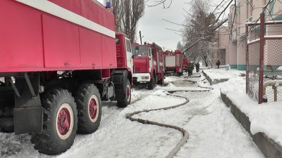 Пожежні автомобілі біля складу Пожежні автомобілі біля складу