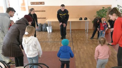 Черкаські рятувальники допомагали дітям-переселенцям долати стрес Черкаські рятувальники допомагали дітям-переселенцям долати стрес